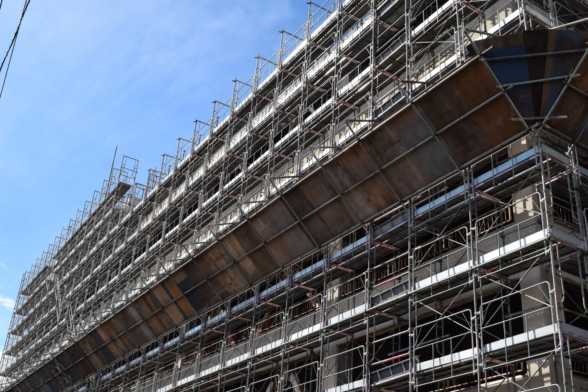 三重県四日市市の建設現場で足場工事を施工している写真