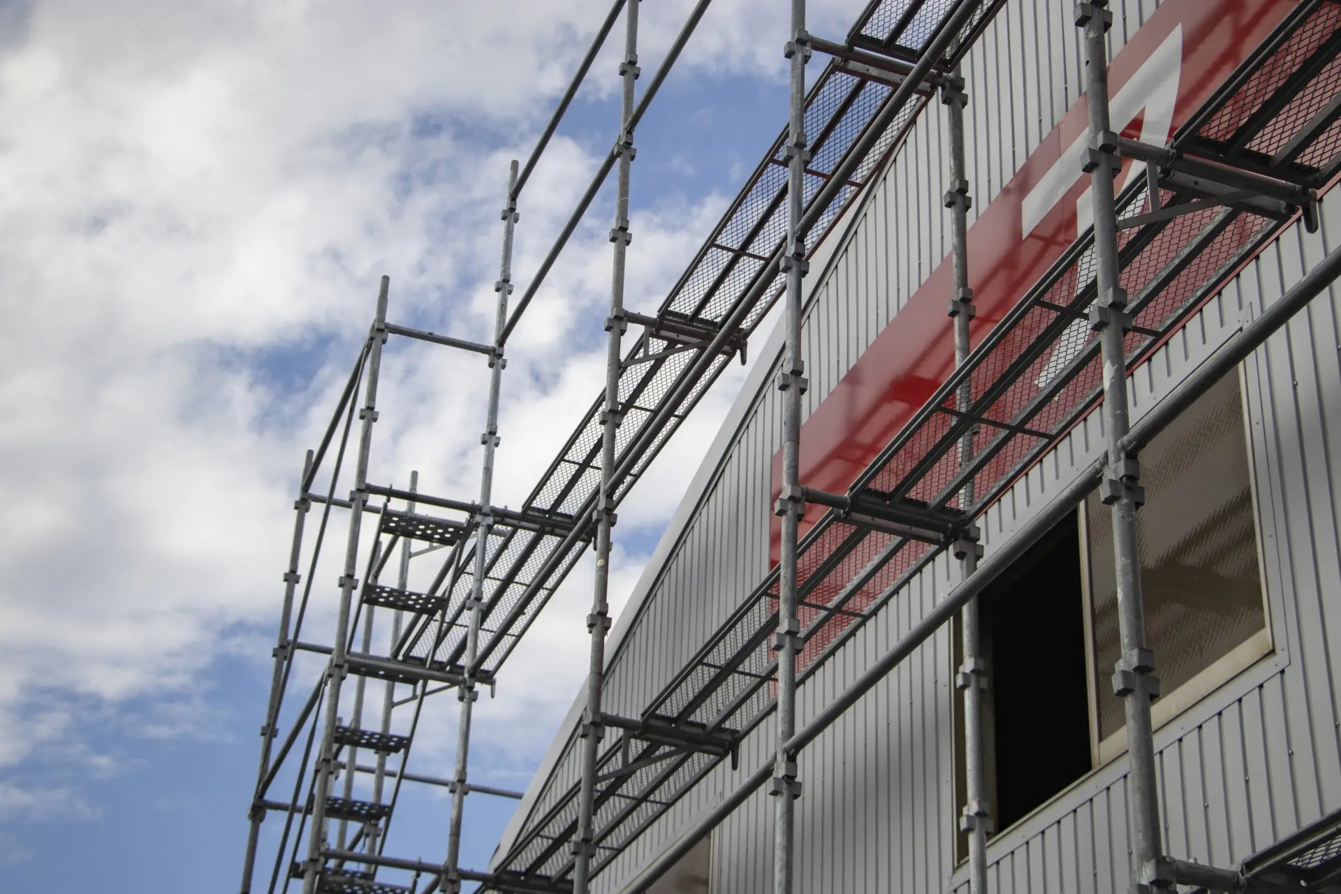 三重県四日市市にて足場工事を行っている施工現場の写真