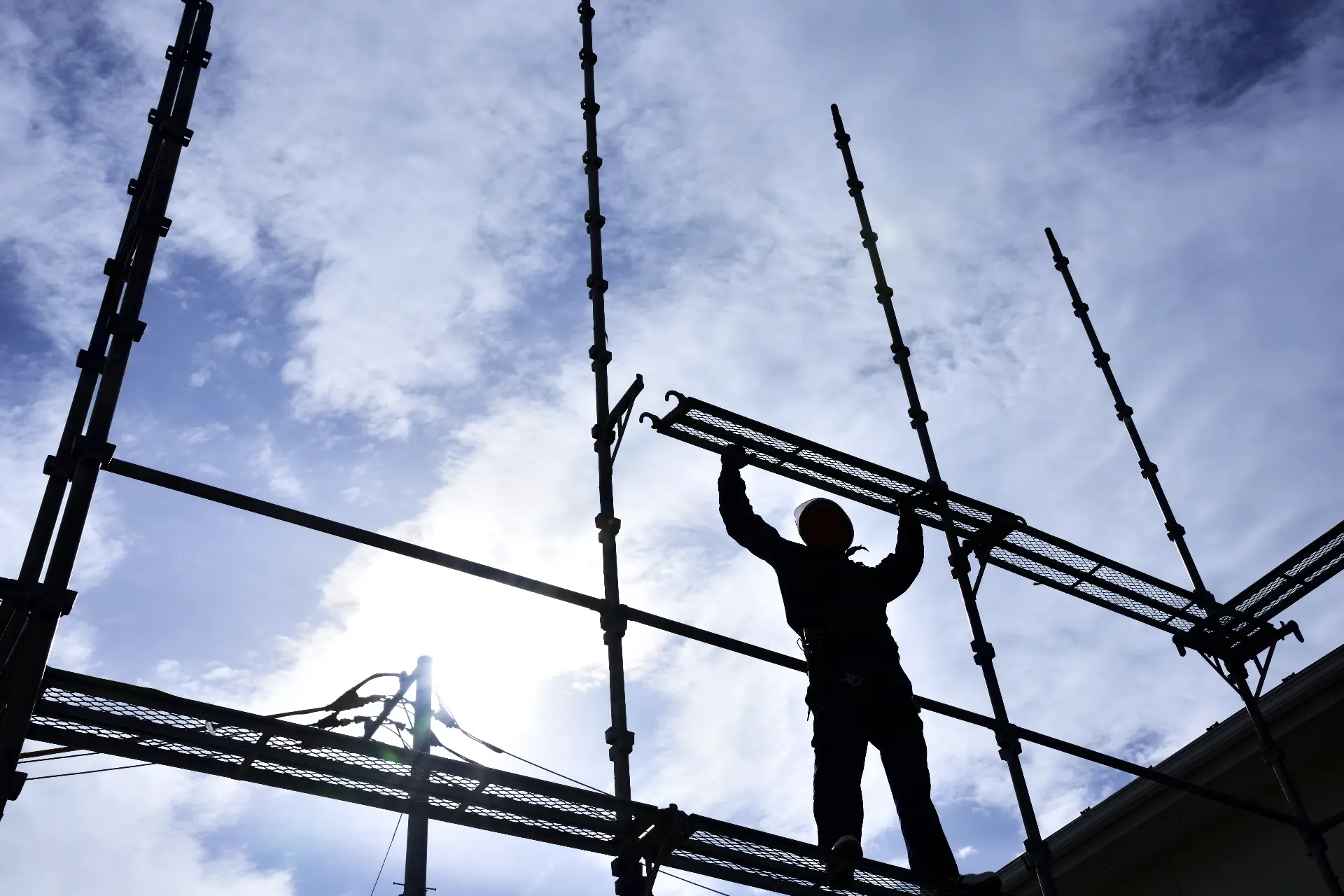 三重県四日市市で足場の解体工事を行っている様子