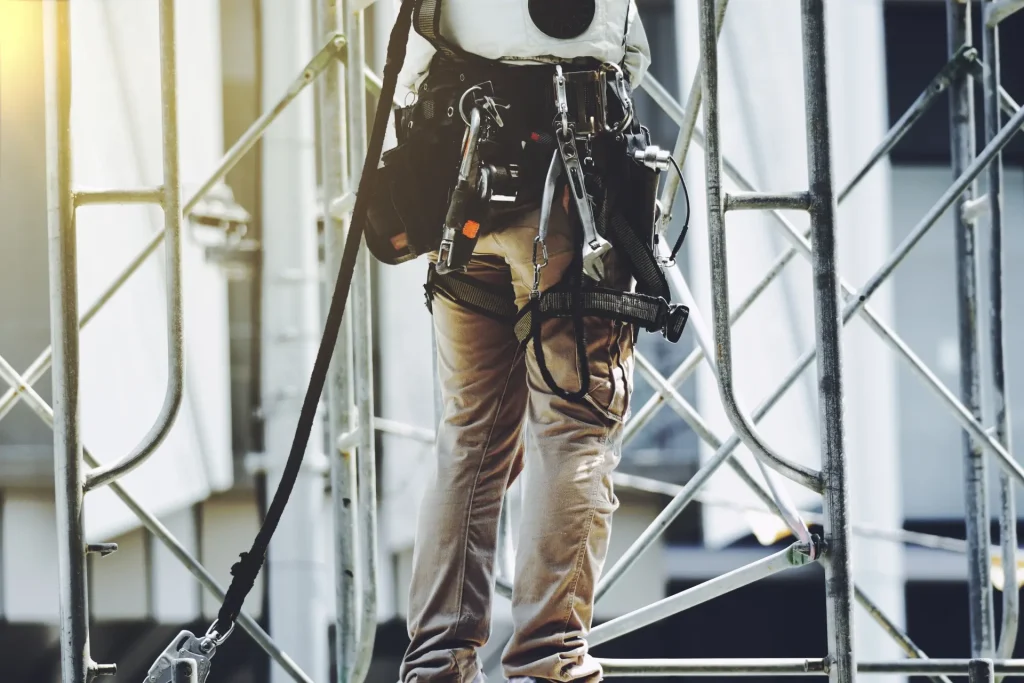 三重県四日市市にて足場の組立作業を行っている現場写真