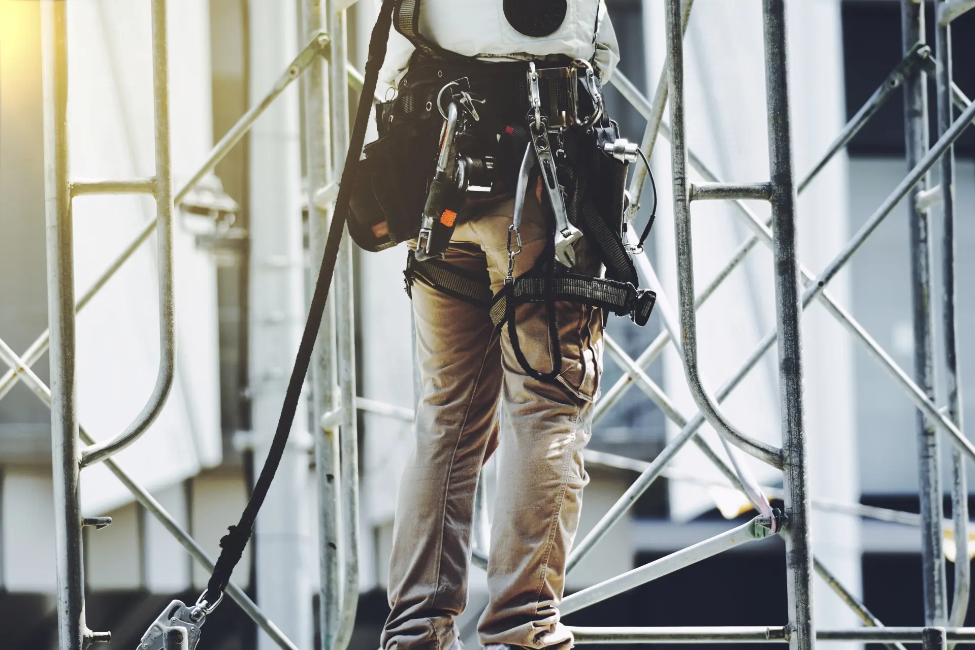 三重県四日市市にて足場の組立作業を行っている現場写真