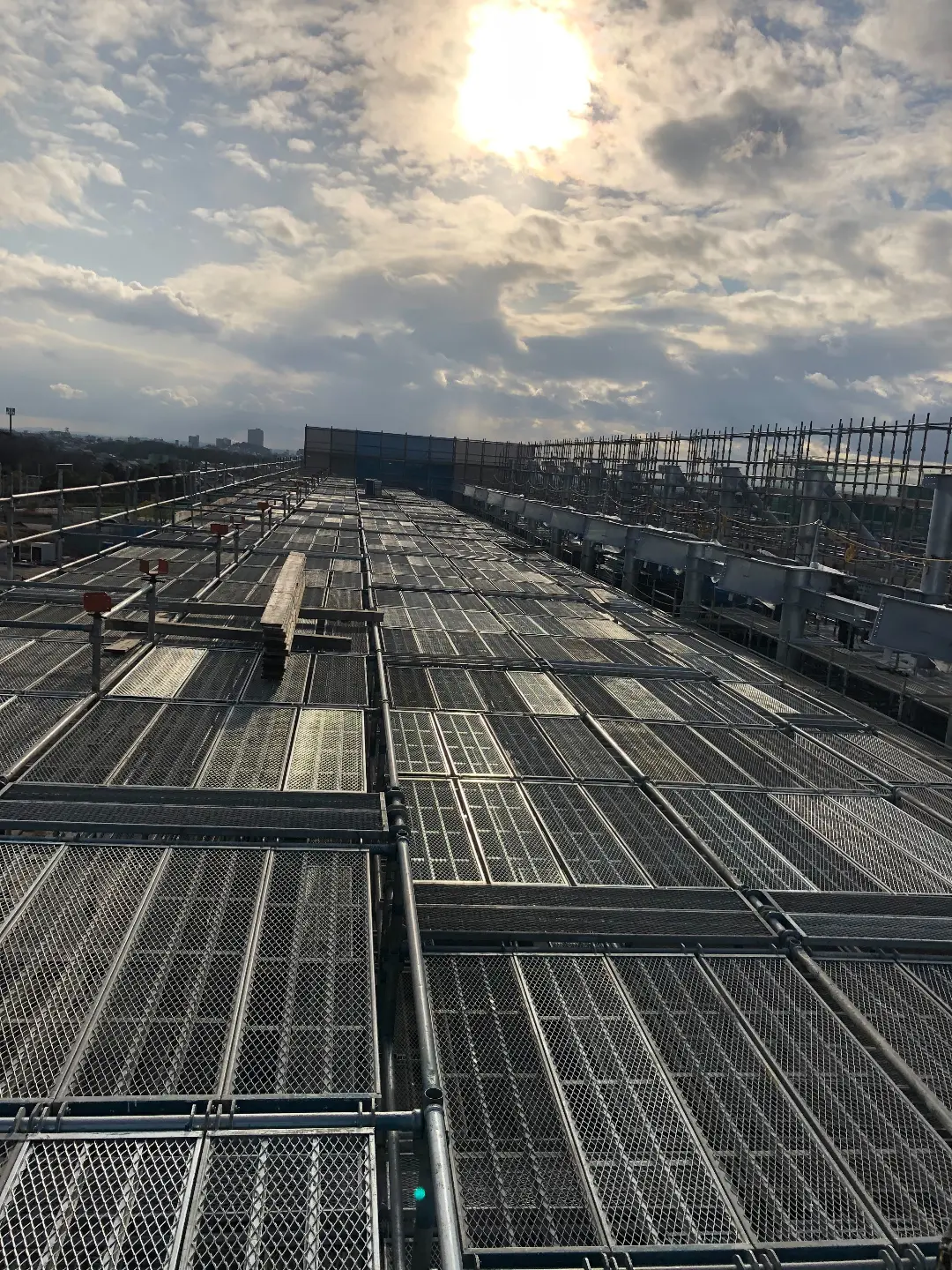 三重県四日市市の建設現場で足場工事を施工している写真