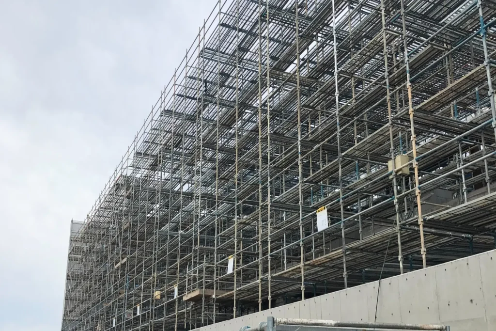 三重県四日市市の建設現場で足場工事を施工している写真