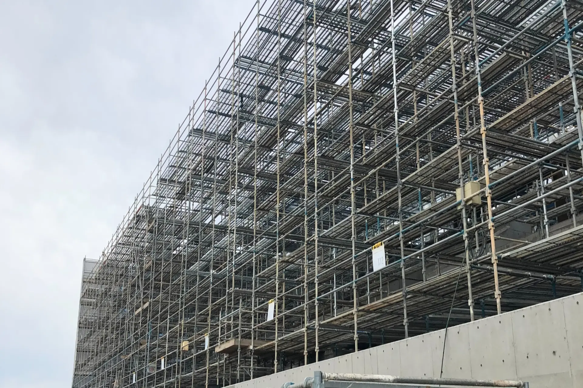 三重県四日市市の建設現場で足場工事を施工している写真