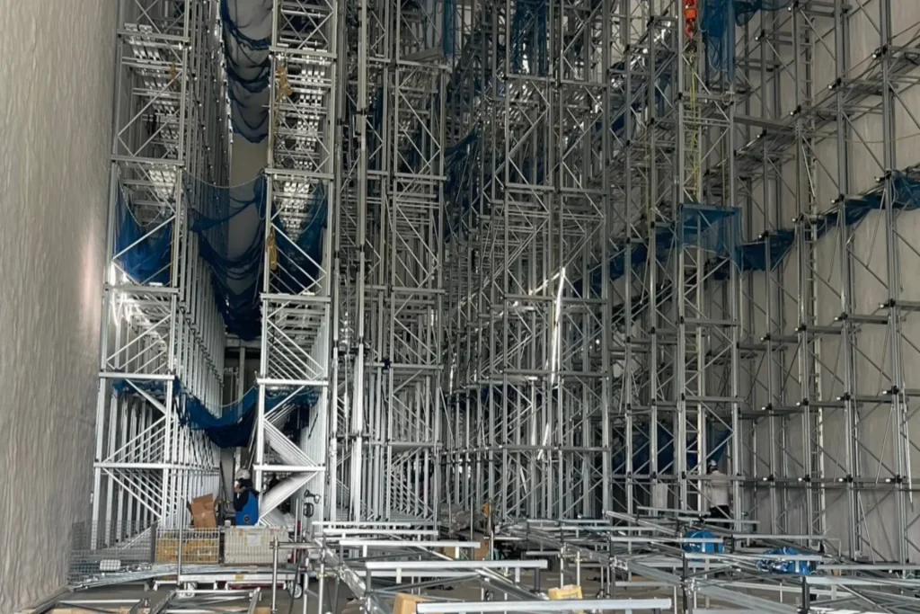 三重県四日市市にて足場の組立作業を行っている現場写真