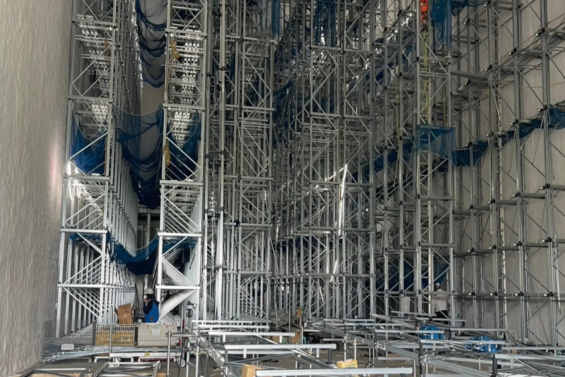 三重県四日市市にて足場の組立作業を行っている現場写真