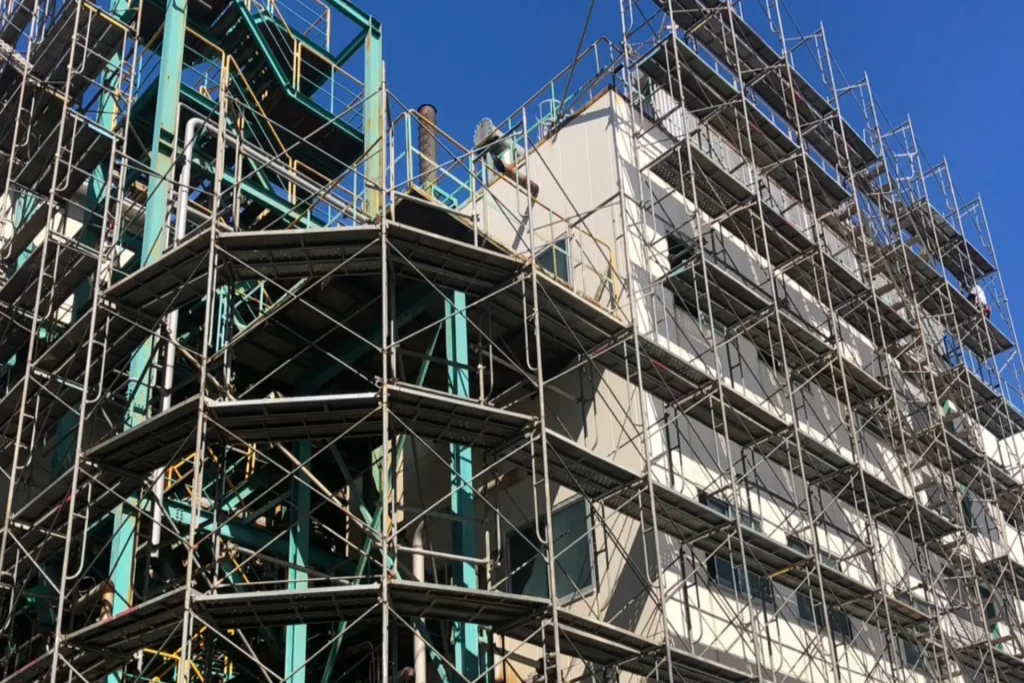 三重県四日市市の建設現場で足場工事を施工している写真