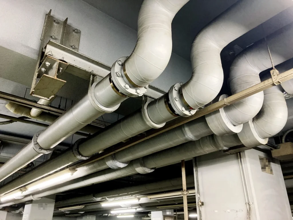 三重県四日市市にて配管工事を行っている施工現場の写真