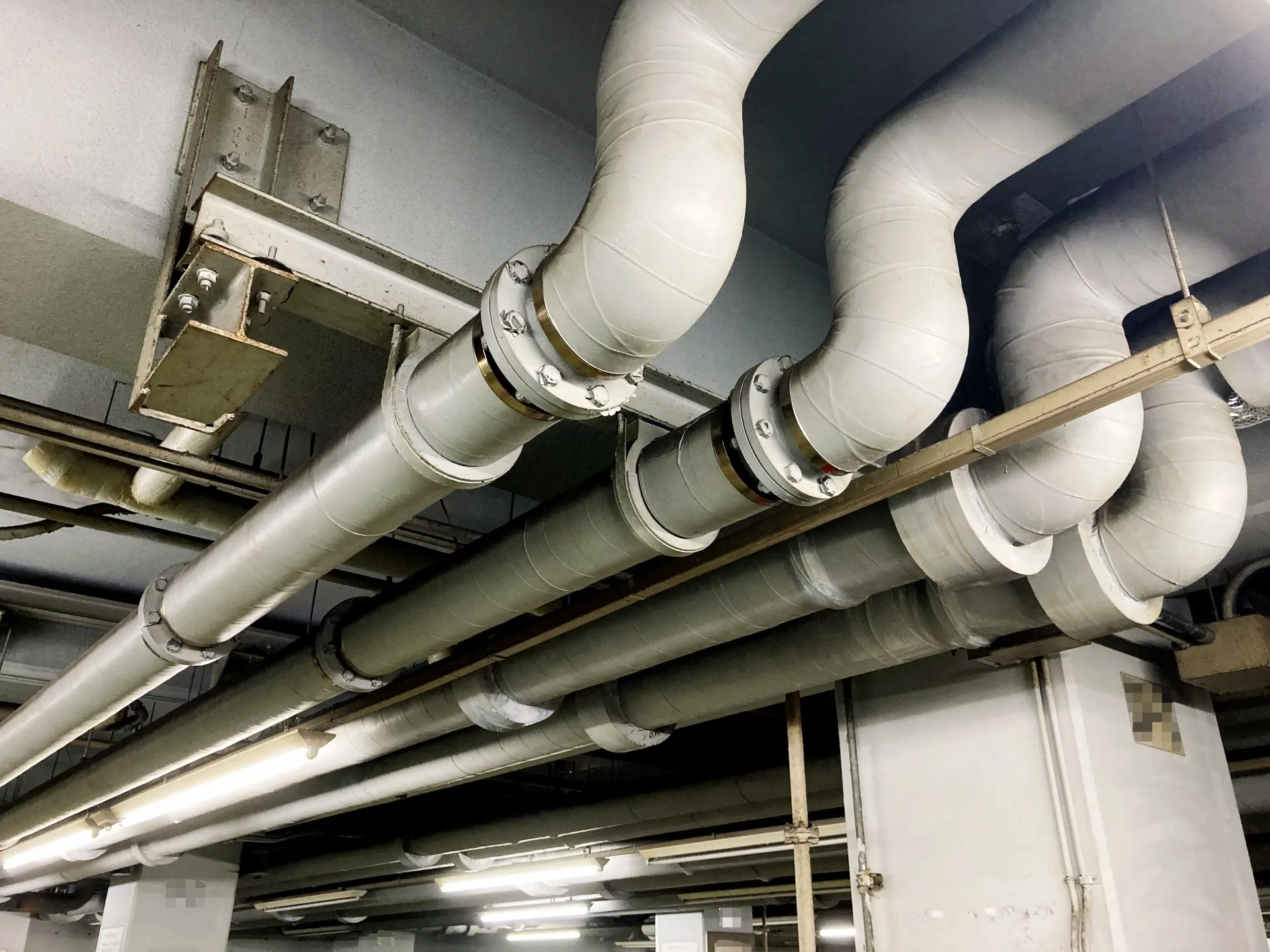 三重県四日市市にて配管工事を行っている施工現場の写真