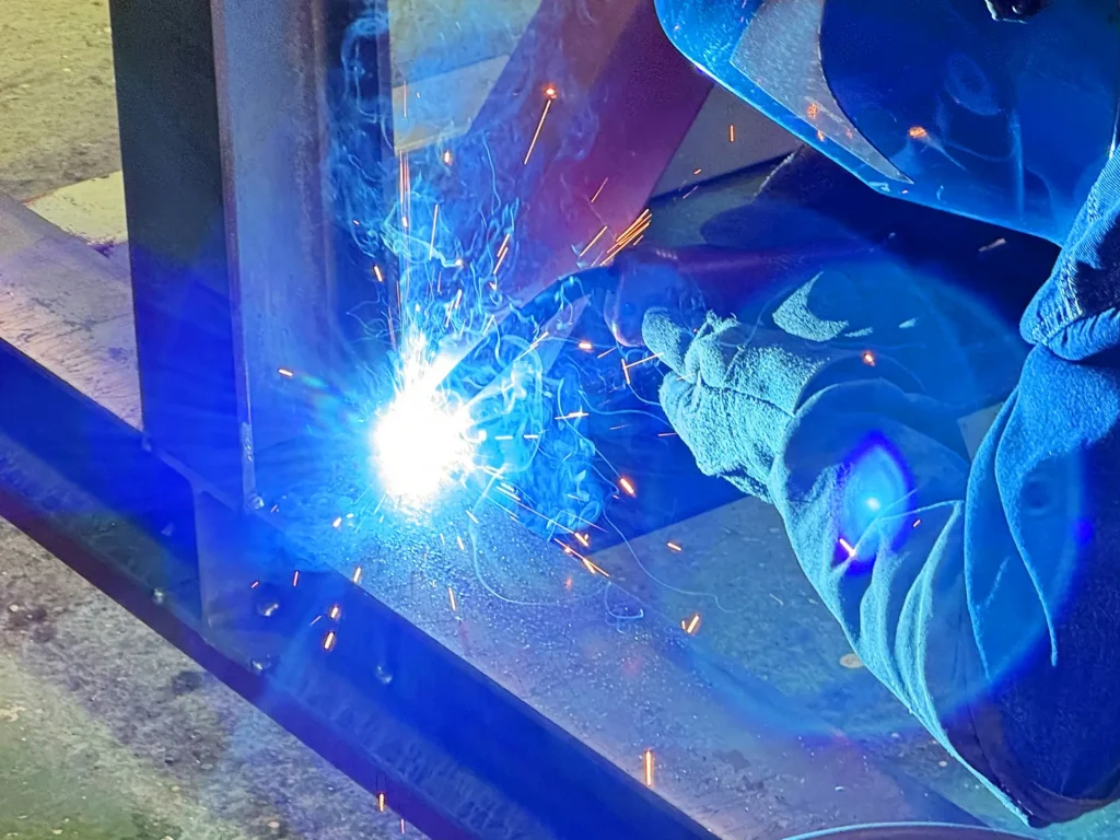 三重県四日市市にて鍛治工事を行っている施工現場の写真