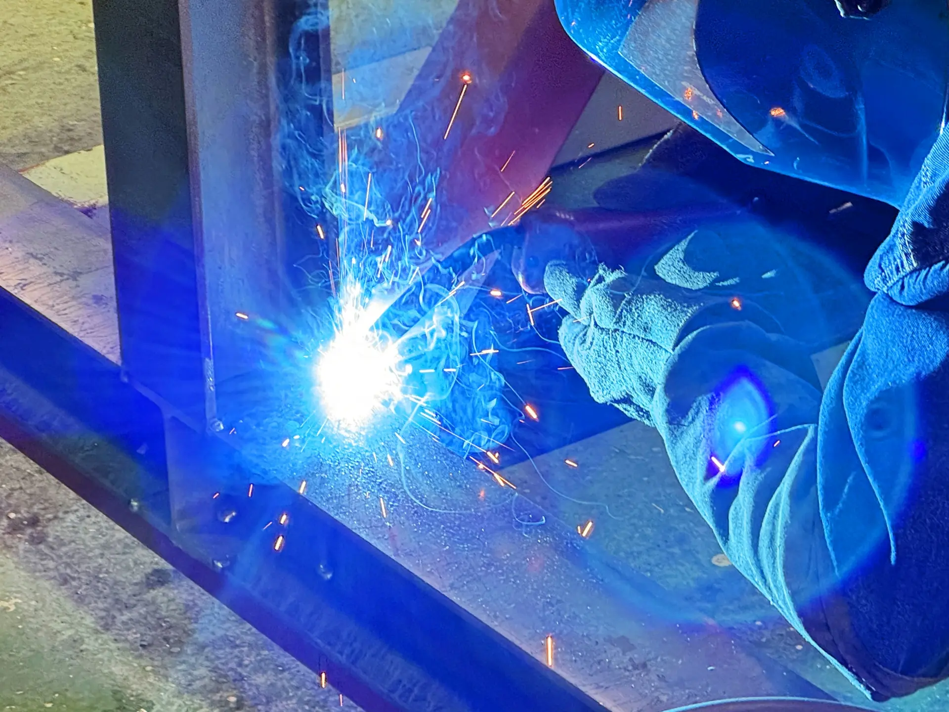 三重県四日市市にて鍛治工事を行っている施工現場の写真