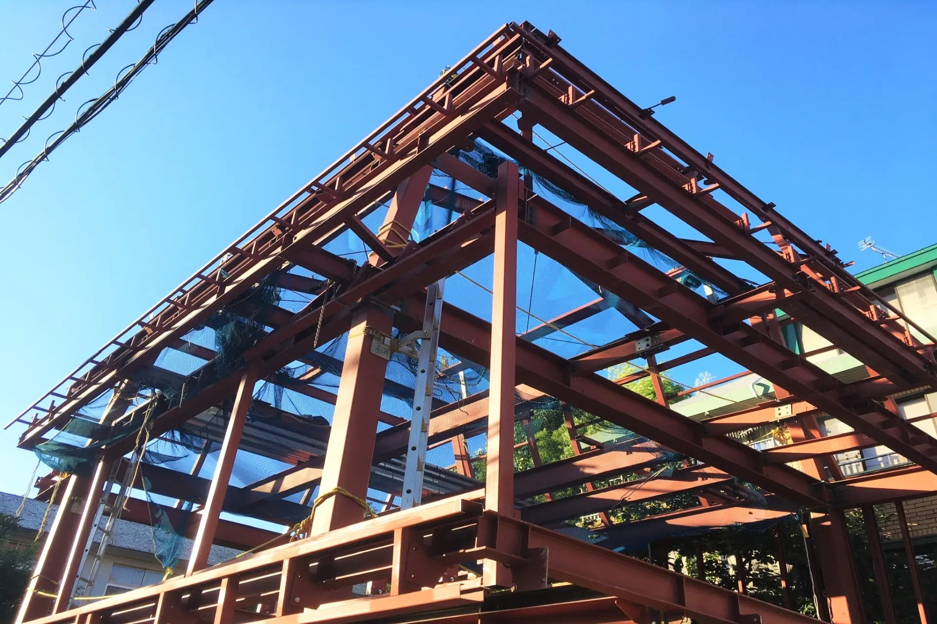 三重県四日市市で鉄骨の建方作業を行っている現場写真