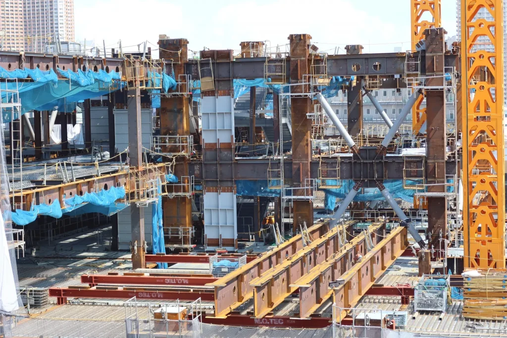 三重県四日市市にて鉄骨工事を行っている施工現場の写真