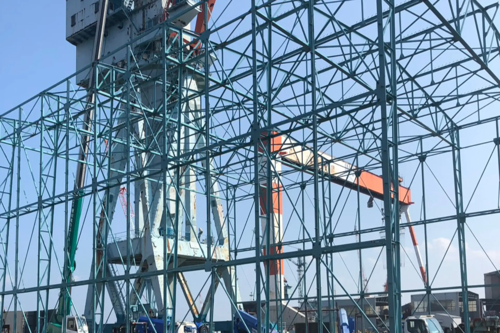 三重県四日市市で鉄骨の建方作業を行っている現場写真